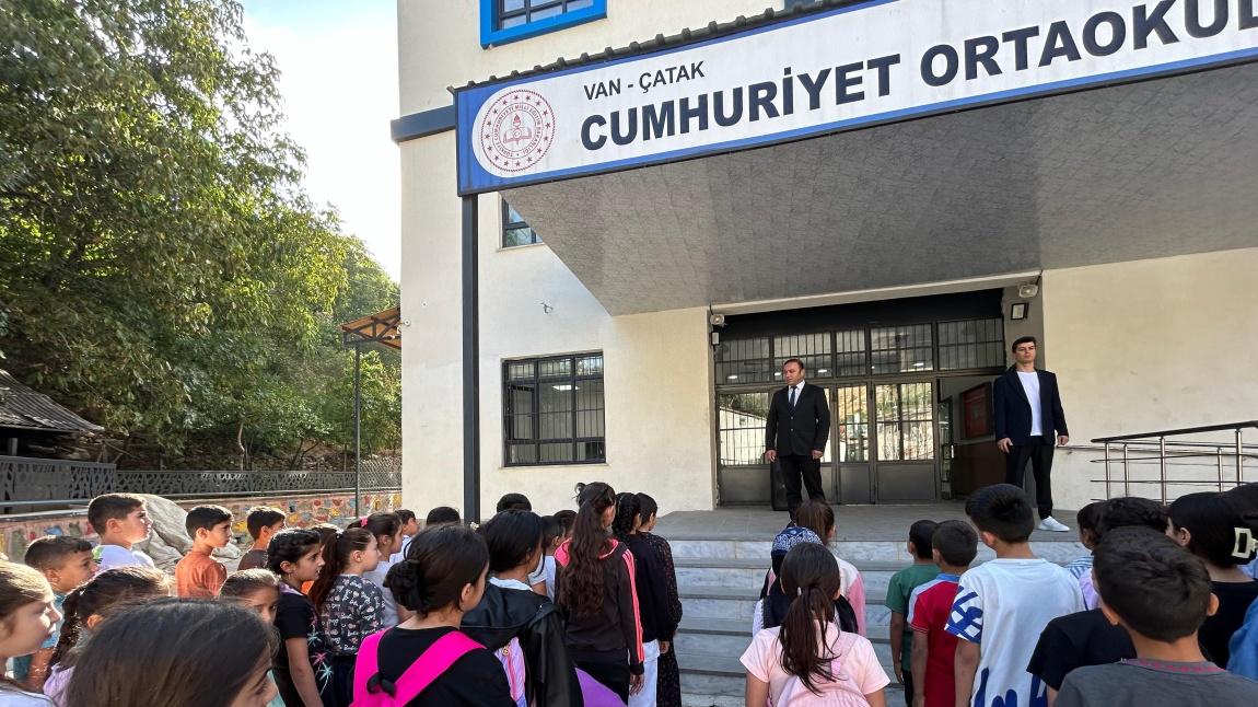 Cumhuriyet Ortaokulu Müdürü Sayın Mücahit KALAÇ'ın Öğrencilere Bir Mesajı Var